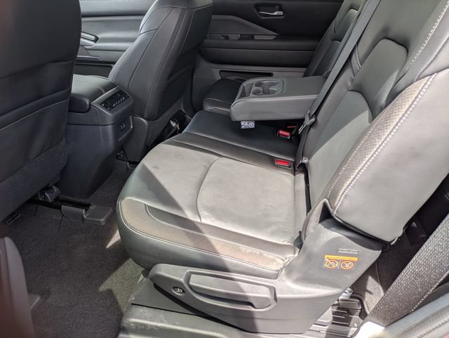 Used 2023 Nissan Pathfinder SL AWD/4WD image 32