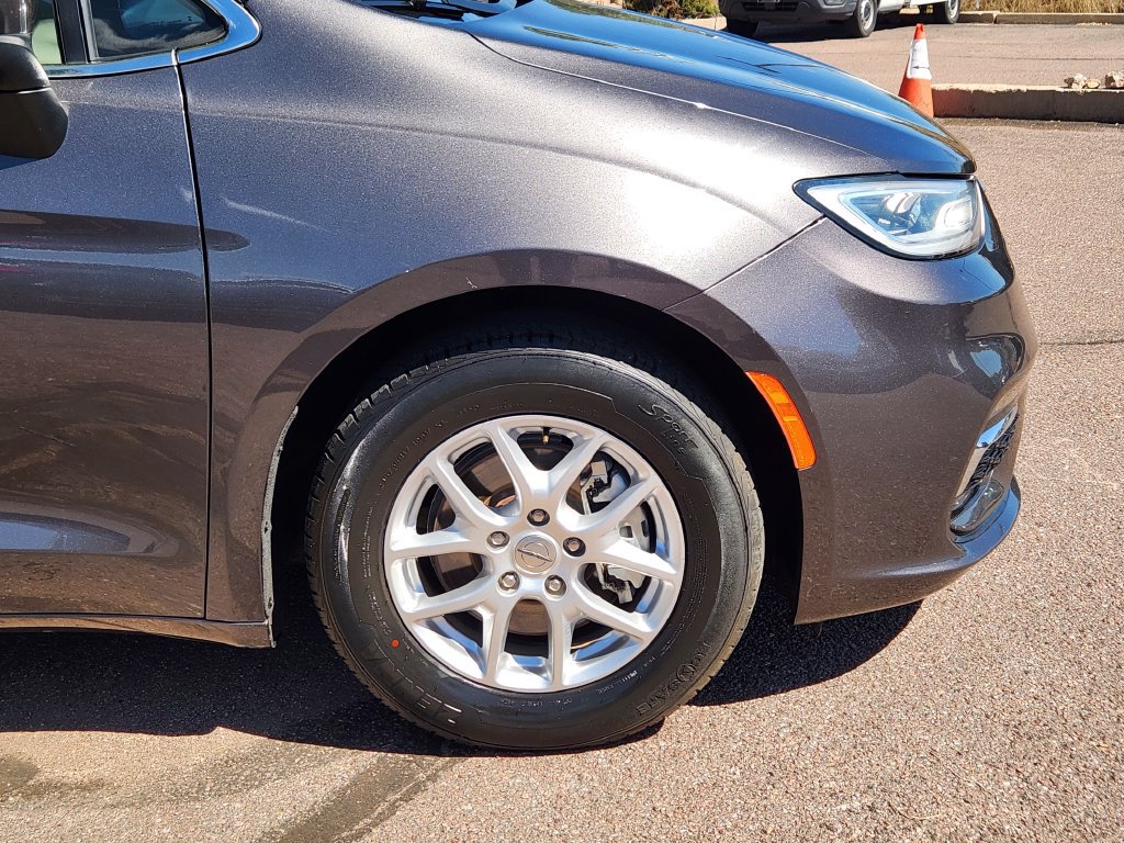 Used 2023 Chrysler Pacifica Touring-L FWD image 29