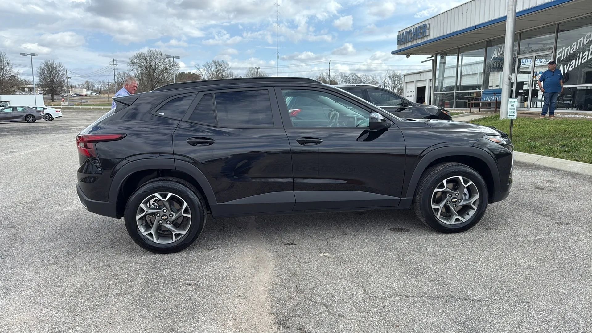Used 2025 Chevrolet Trax LT FWD image 6