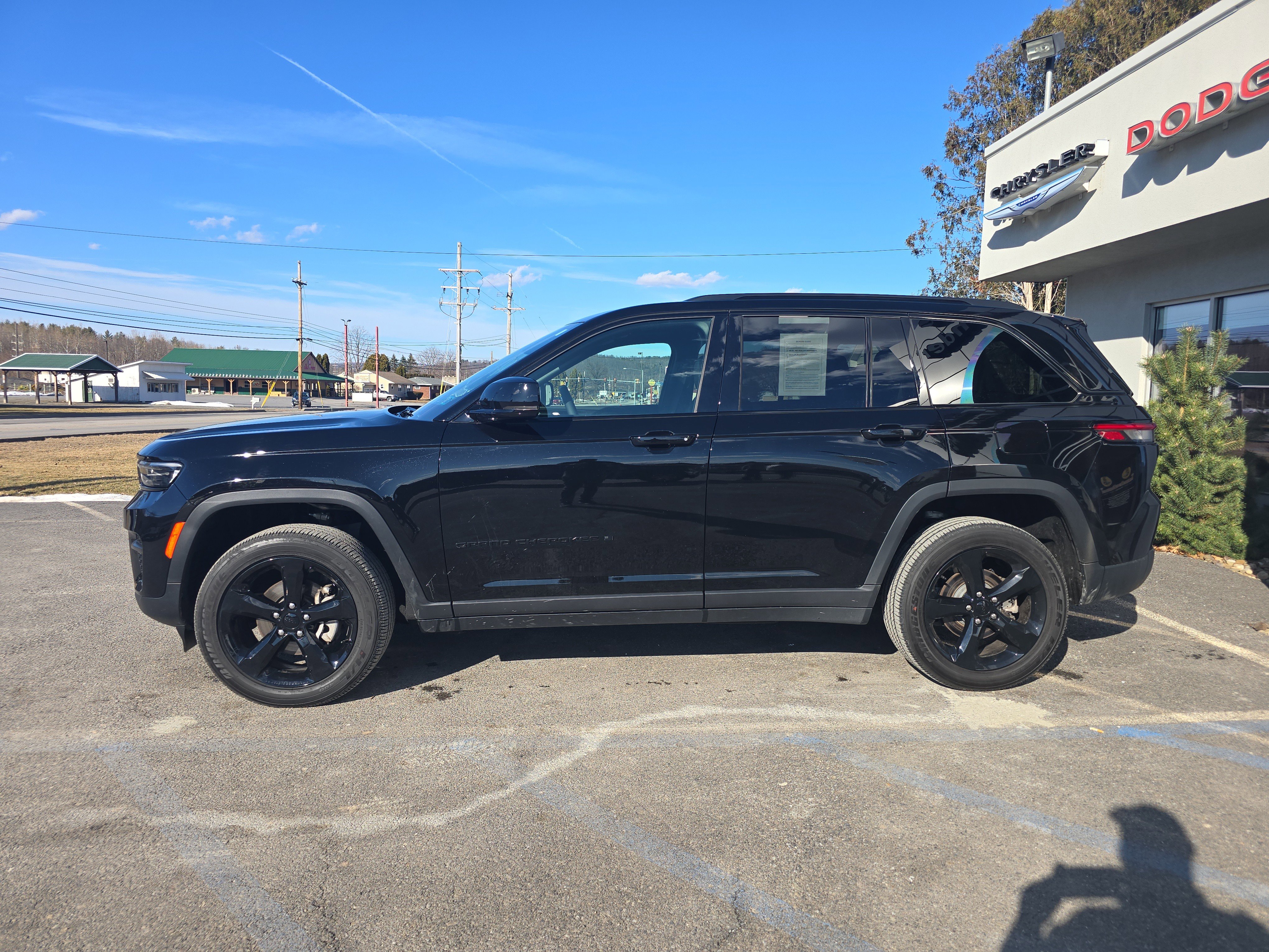 Used 2025 Jeep Grand Cherokee Altitude image 7