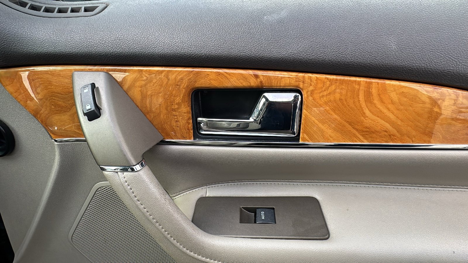 Used 2013 Lincoln MKX FWD image 16