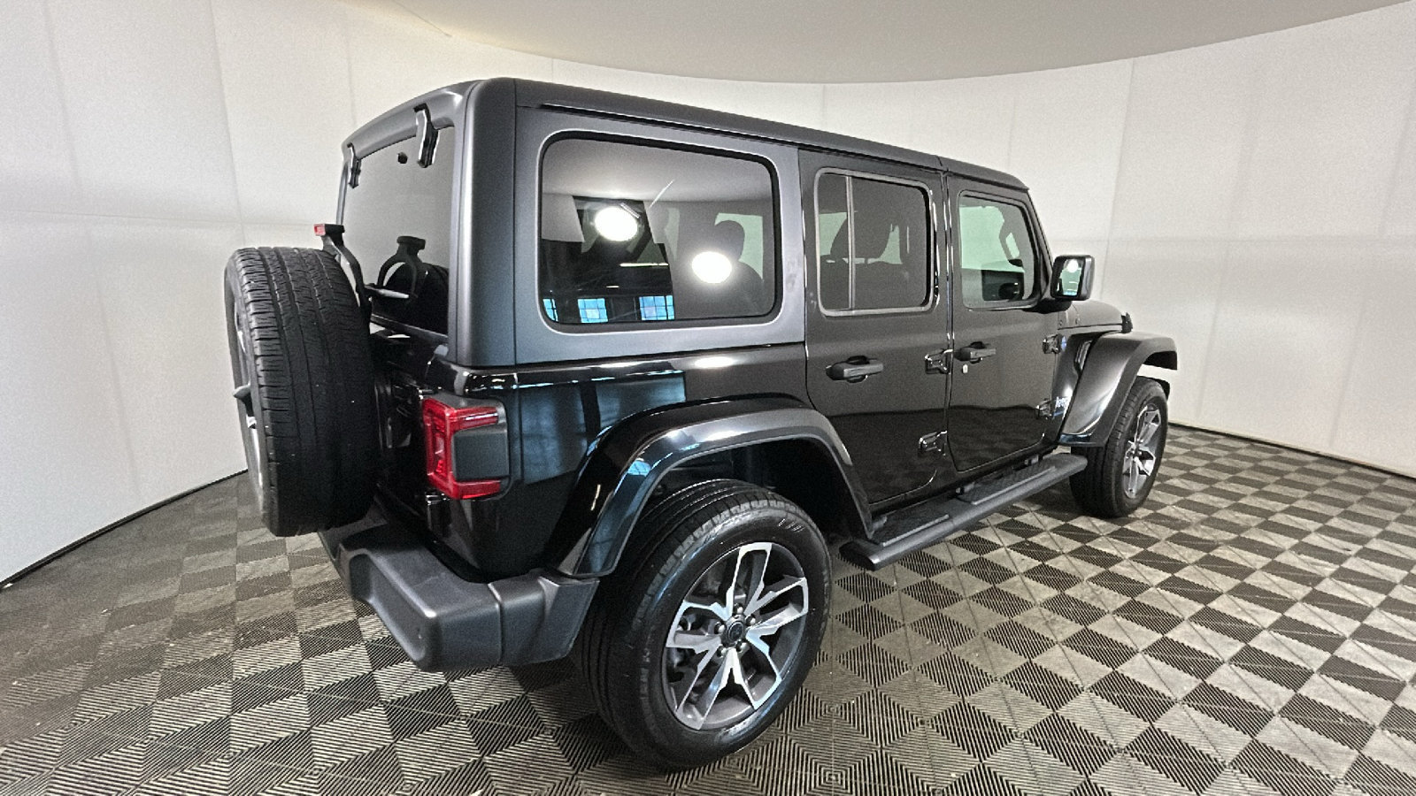 Used 2024 Jeep Wrangler Unlimited w/ Convenience Group AWD/4WD image 3