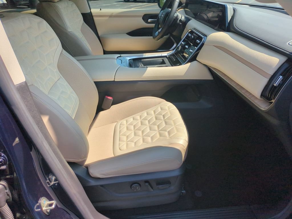 Used 2025 Nissan Armada Platinum AWD/4WD image 35