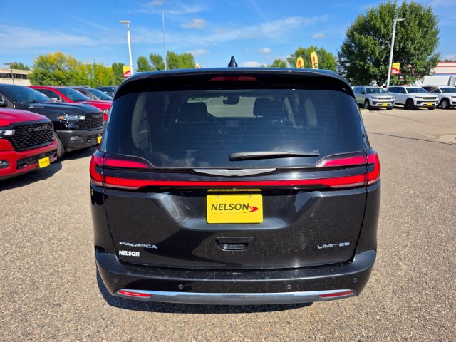 Used 2024 Chrysler Pacifica Limited FWD image 10