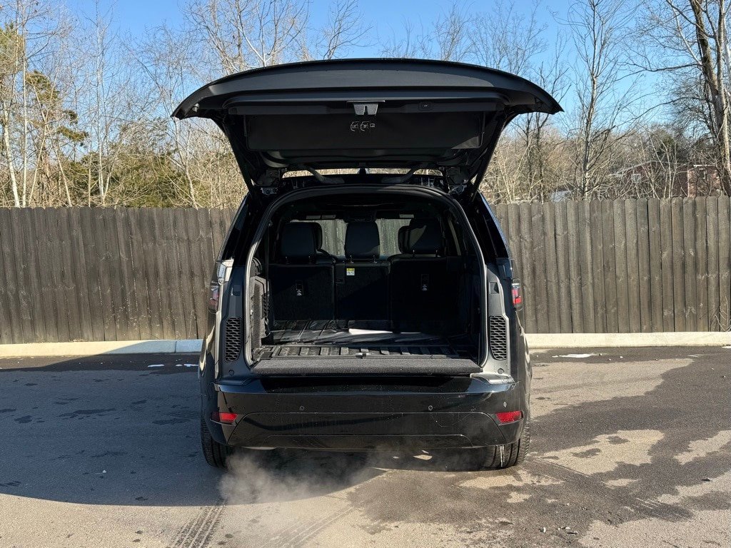 Certified 2025 Land Rover Discovery Dynamic SE image 5