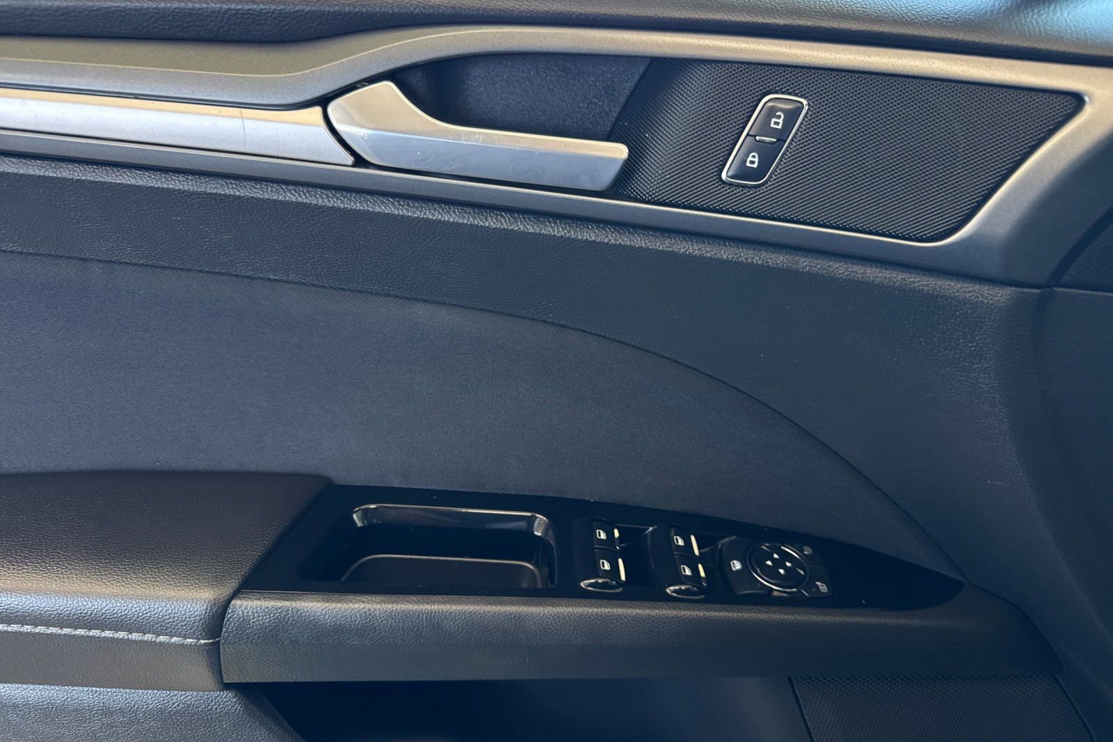 Used 2015 Ford Fusion SE FWD image 11