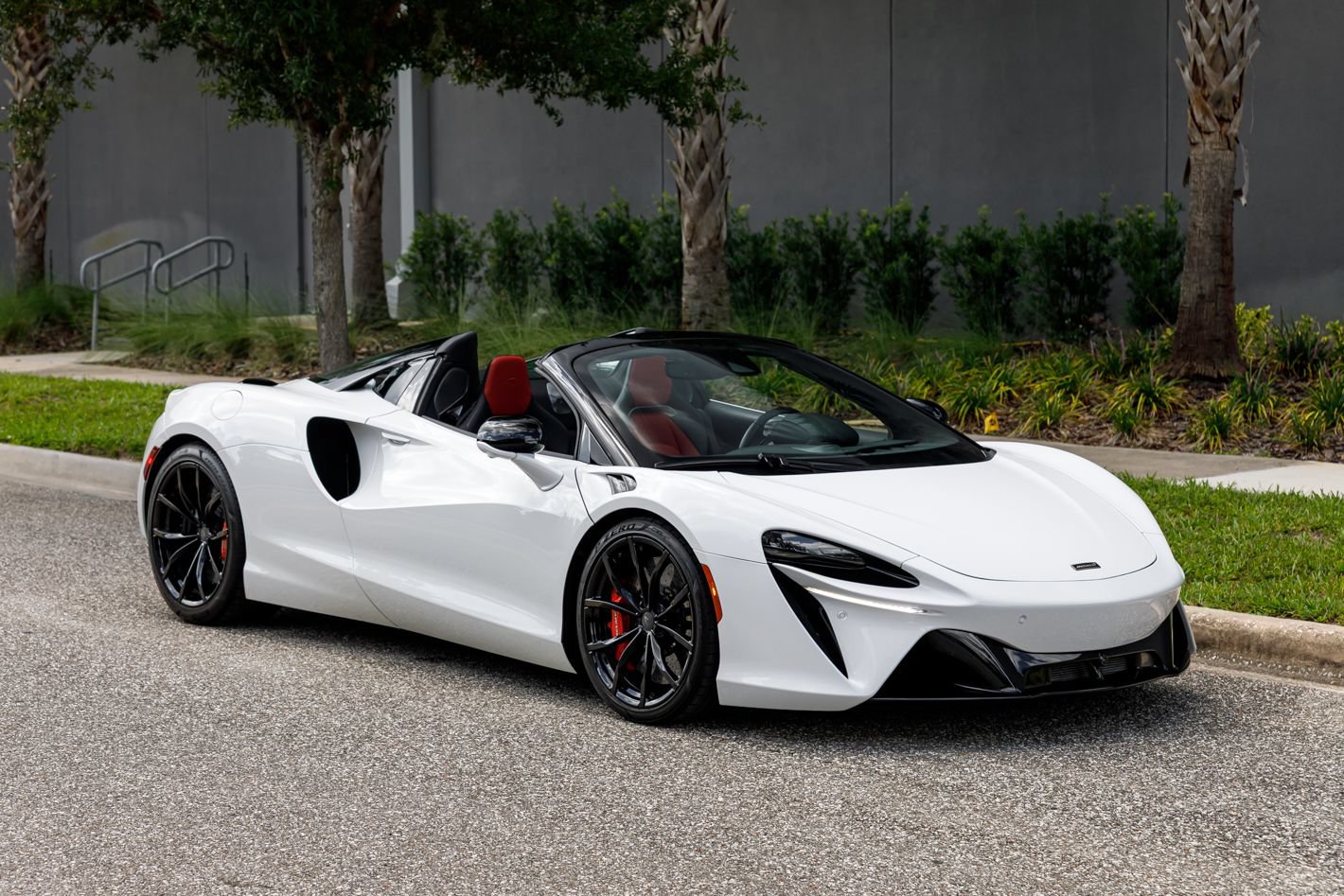 Used 2025 McLaren Artura Spider RWD image 3