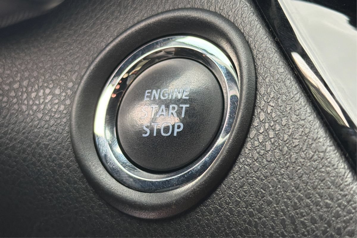 Used 2020 Toyota C-HR XLE FWD image 30