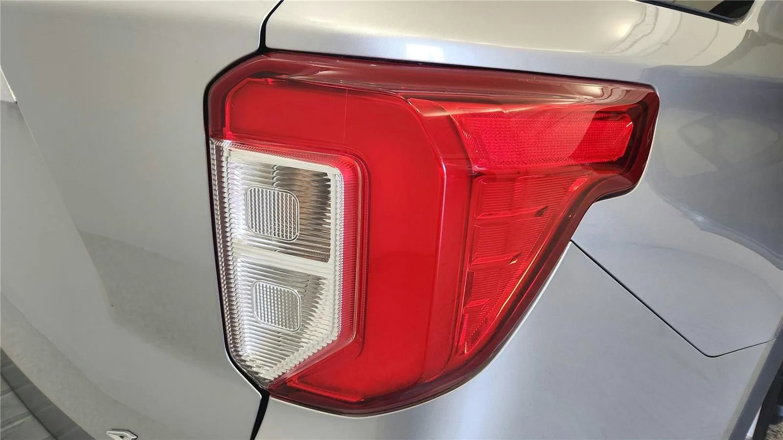 Used 2022 Ford Explorer XLT w/ Equipment Group 202A AWD/4WD image 15