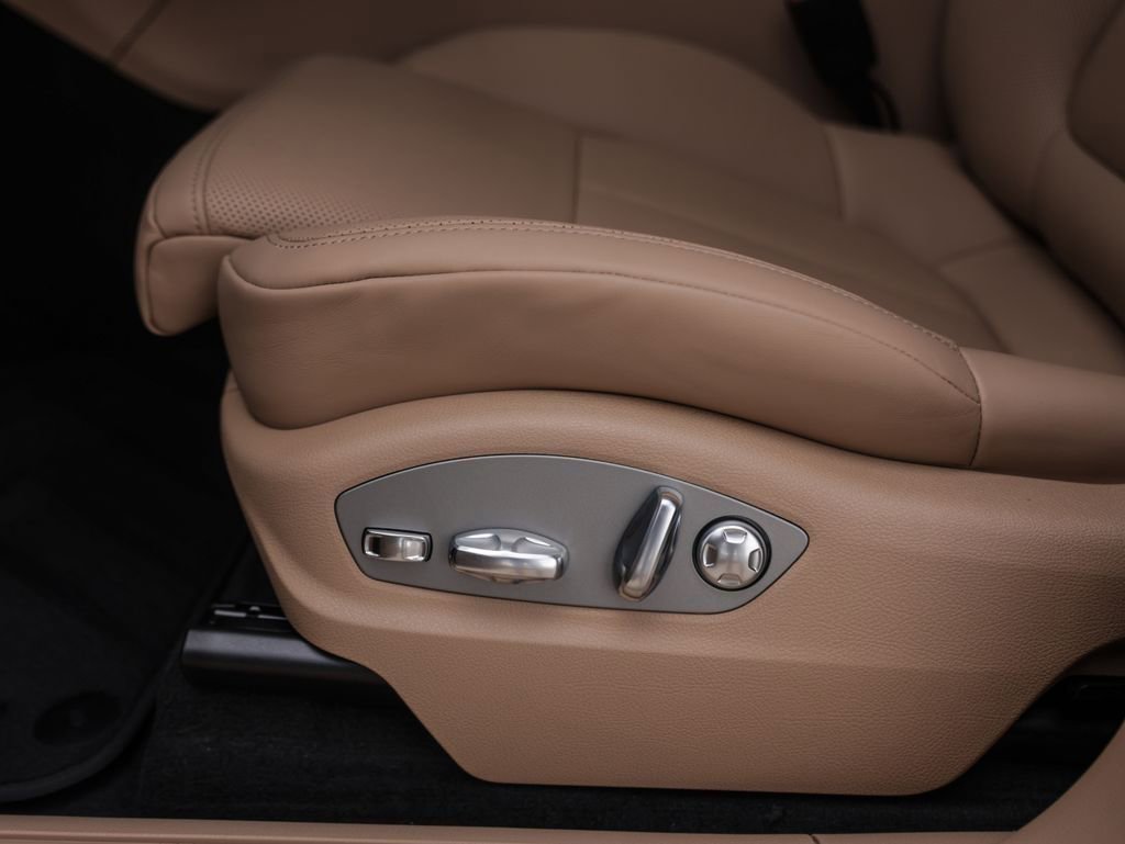 Certified 2025 Porsche Macan image 14