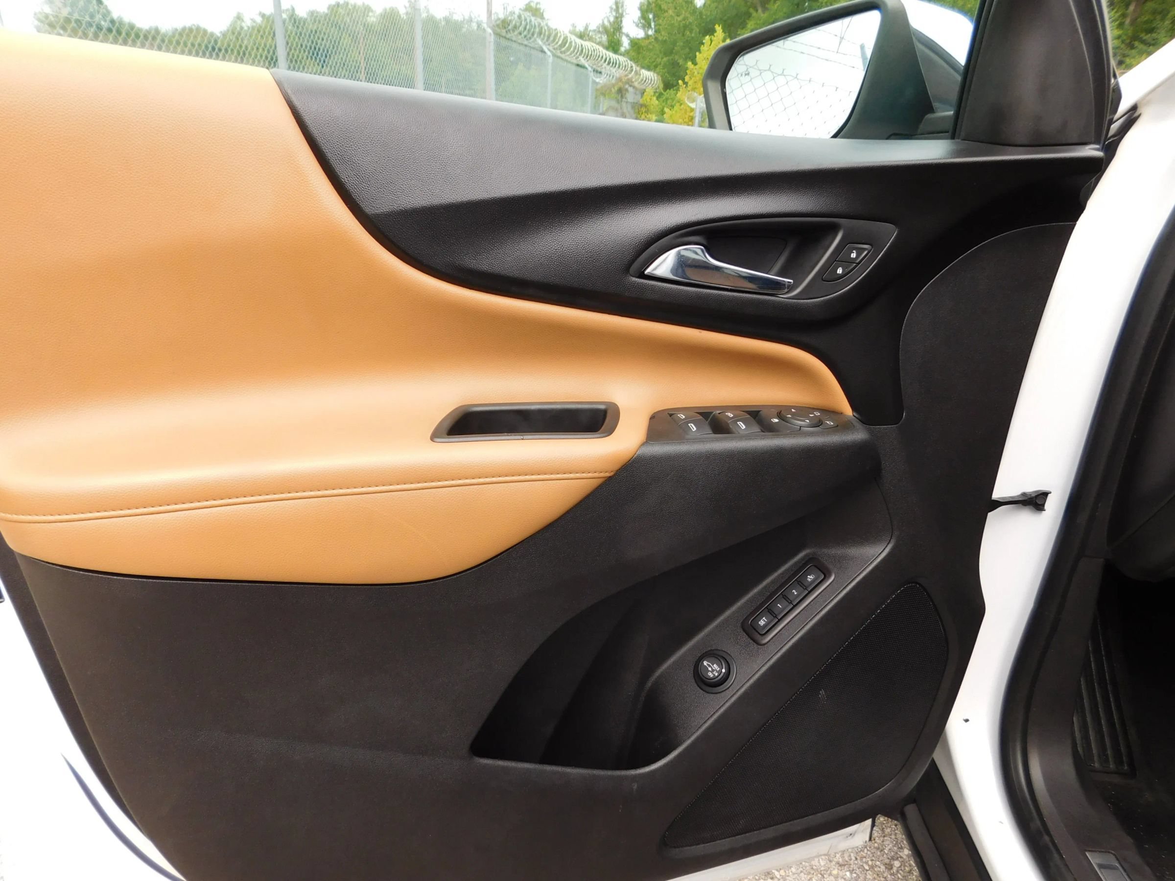 Used 2020 Chevrolet Equinox Premier FWD image 19