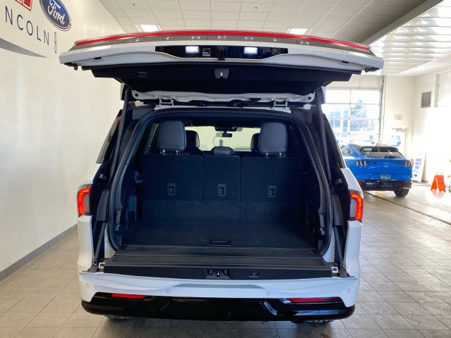 New 2026 Lincoln Navigator Reserve w/ Jet Appearance Package AWD/4WD image 12