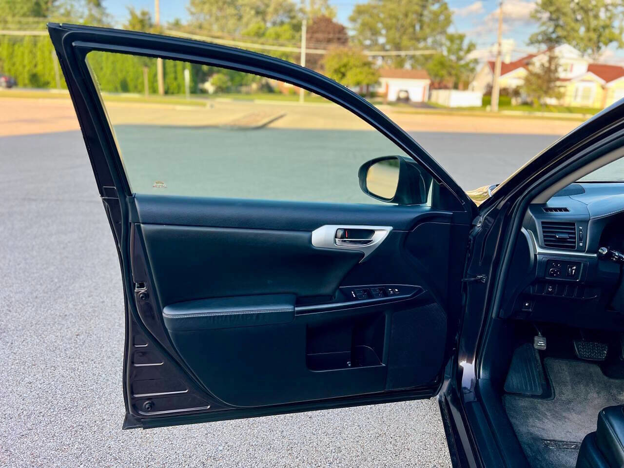 Used 2011 Lexus CT 200h Premium image 12