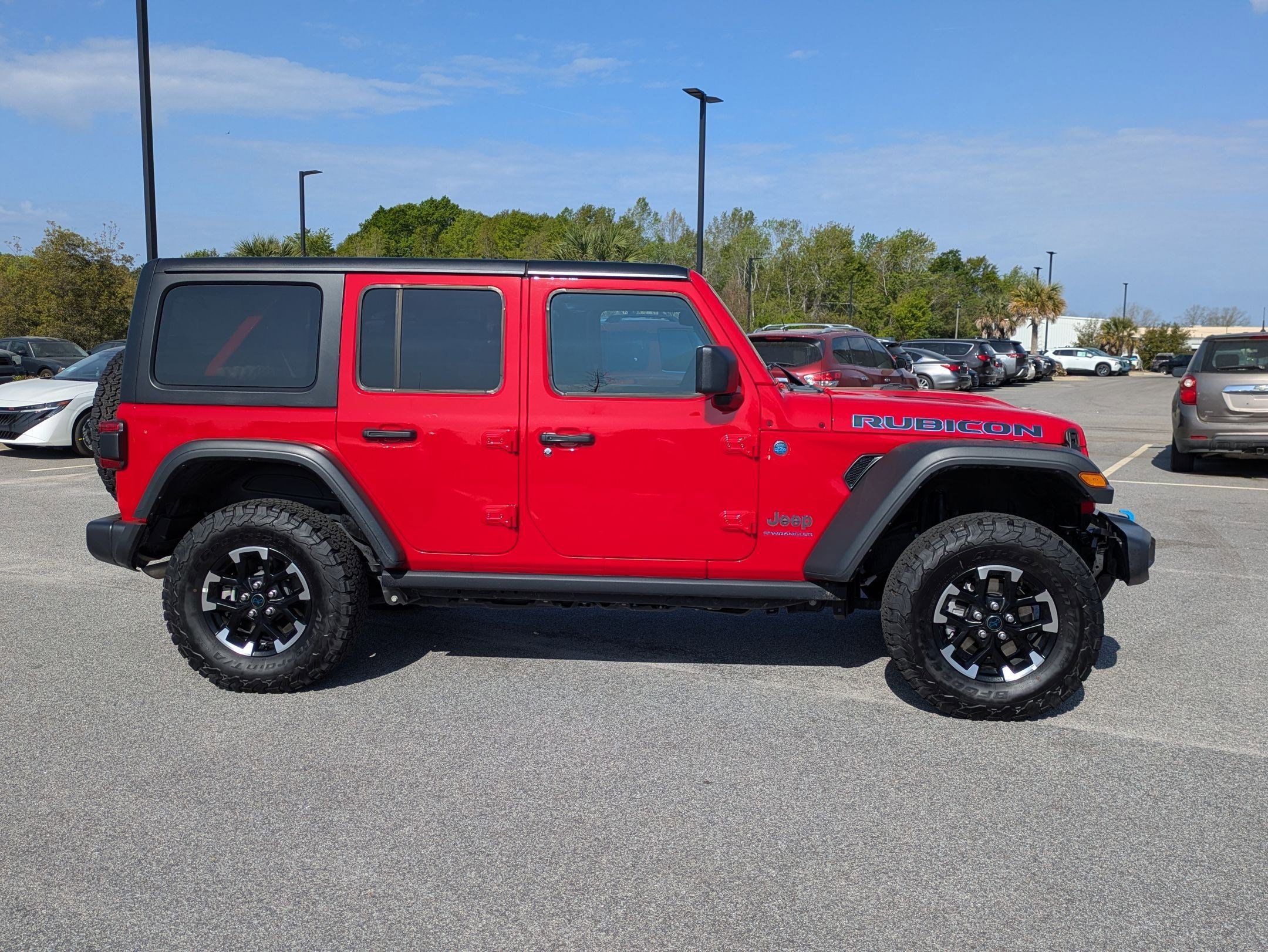 Used 2025 Jeep Wrangler Unlimited Rubicon 4xe w/ Convenience Group AWD/4WD image 2