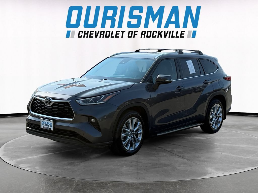 Used 2022 Toyota Highlander Limited FWD image 2