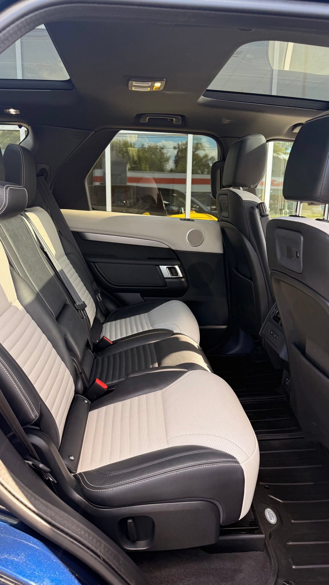 Used 2021 Land Rover Discovery S R-Dynamic AWD/4WD image 15