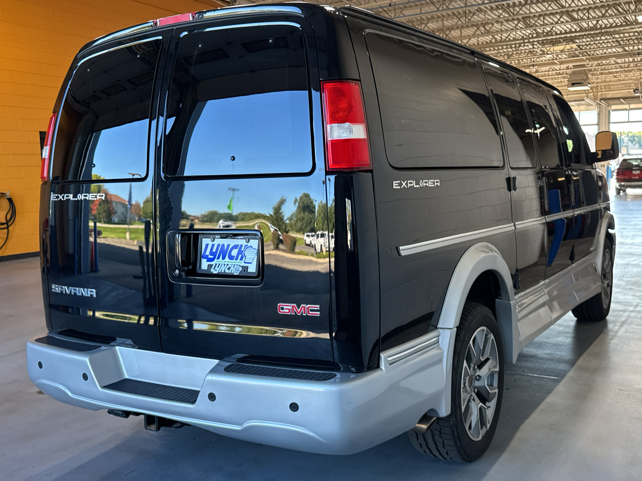 Used 2023 GMC Savana 2500 RWD image 5