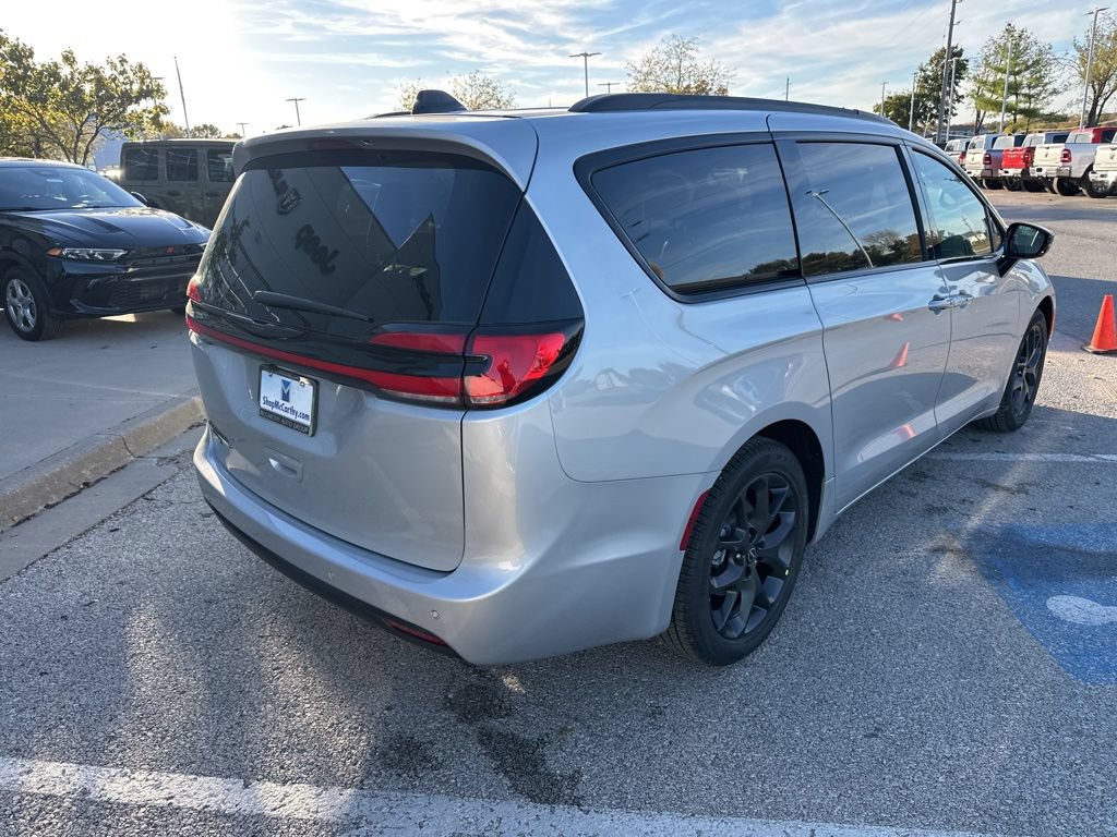 New 2026 Chrysler Pacifica Select FWD image 32