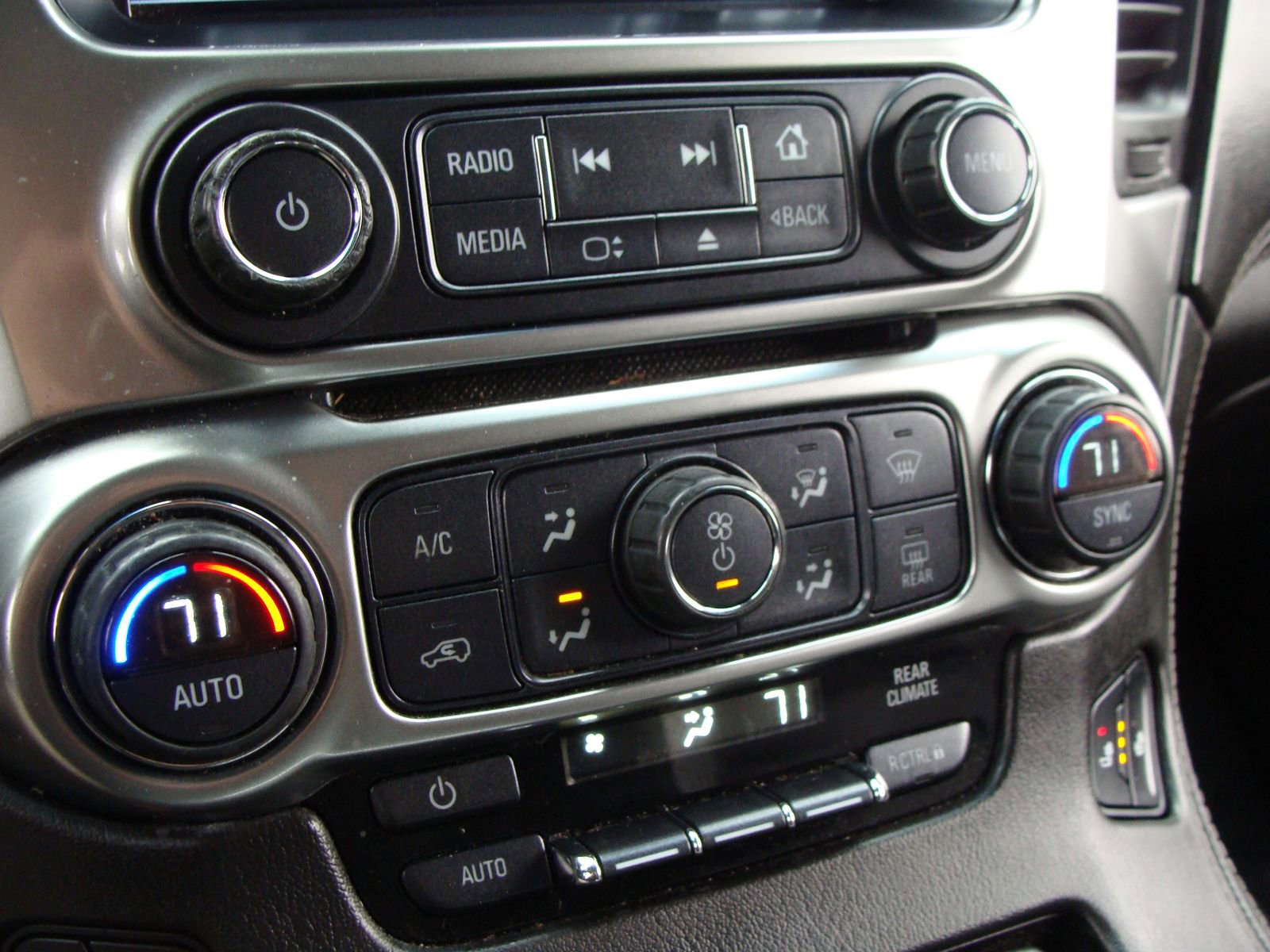 Used 2016 Chevrolet Suburban LT image 26