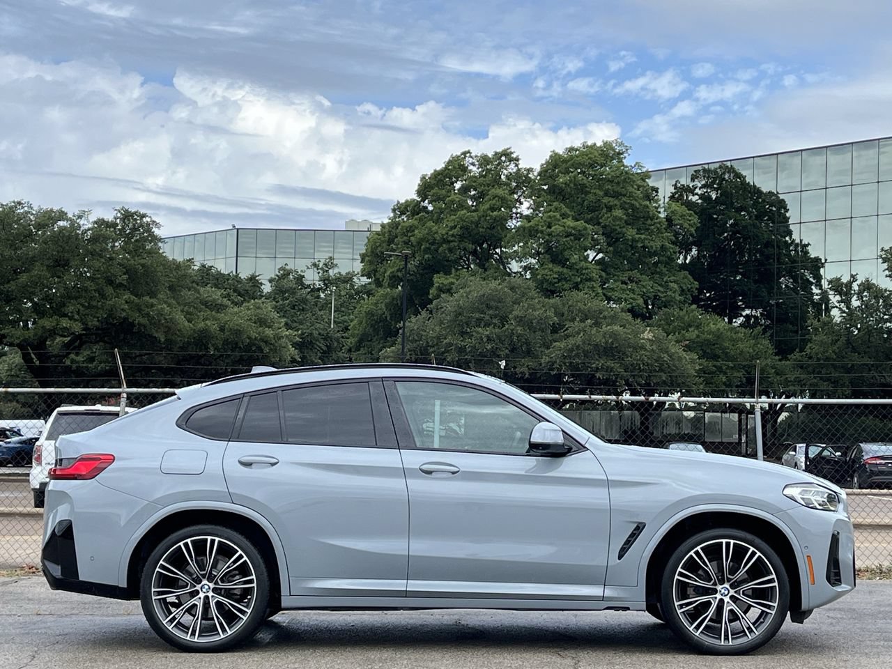 Used 2022 BMW X4 xDrive30i AWD/4WD image 3