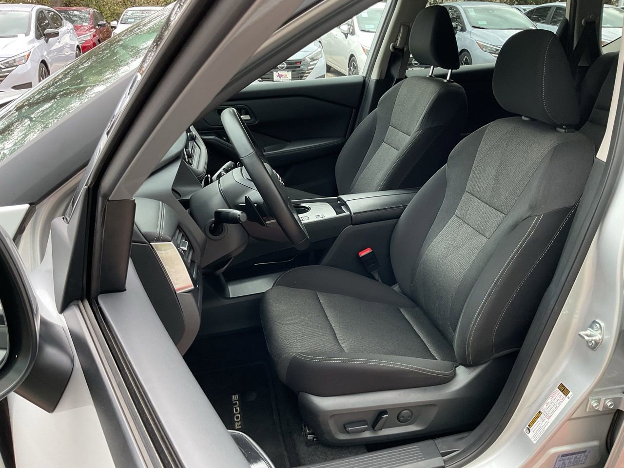 Used 2025 Nissan Rogue SV image 14