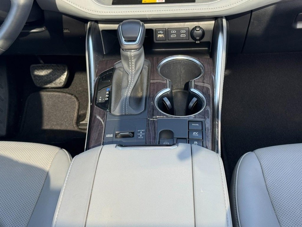 Used 2024 Toyota Highlander Platinum image 17