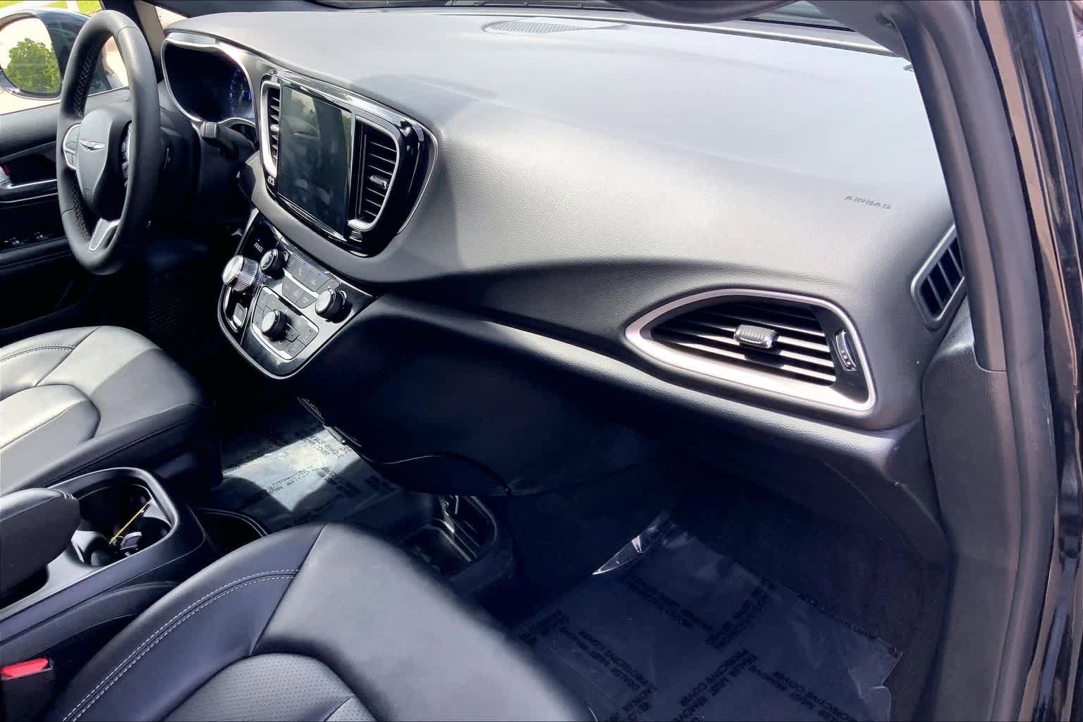Used 2025 Chrysler Pacifica Select FWD image 18
