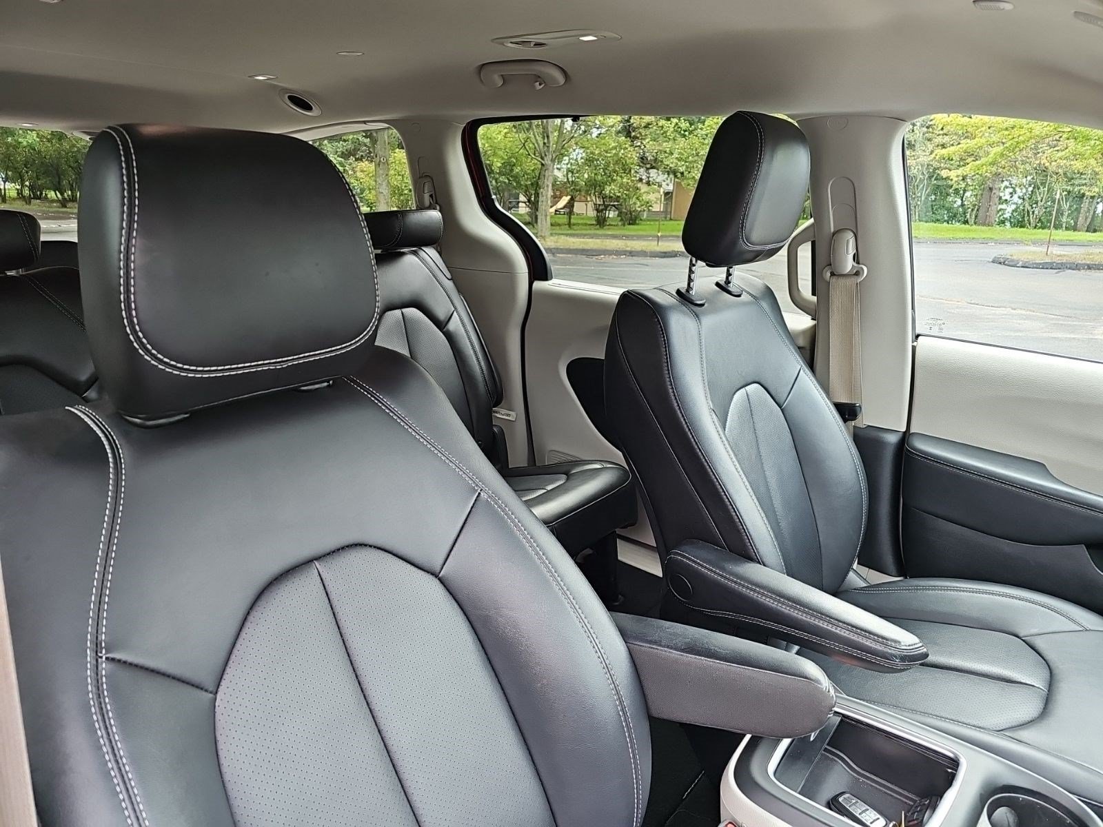 Used 2024 Chrysler Pacifica Touring-L FWD image 11