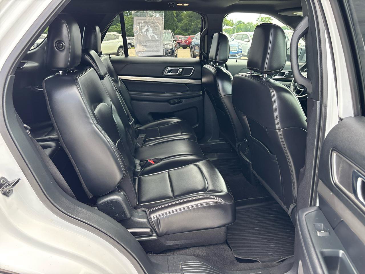 Used 2019 Ford Explorer XLT w/ Equipment Group 202A AWD/4WD image 24