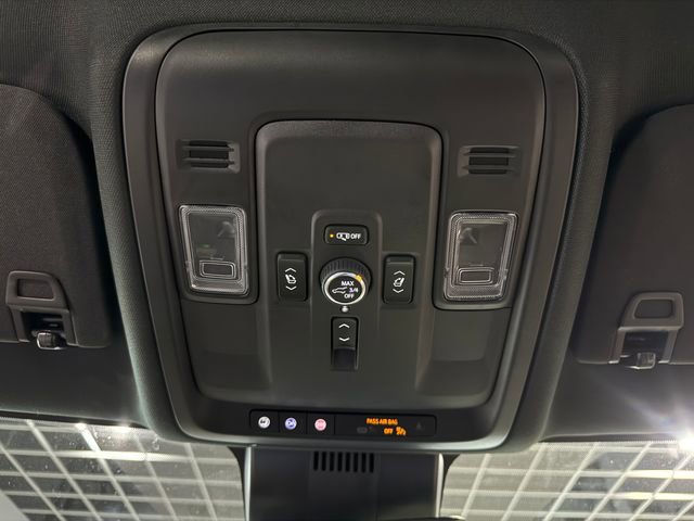 Used 2025 GMC Yukon Denali RWD image 24
