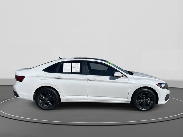 Used 2024 Volkswagen Jetta SE image 3