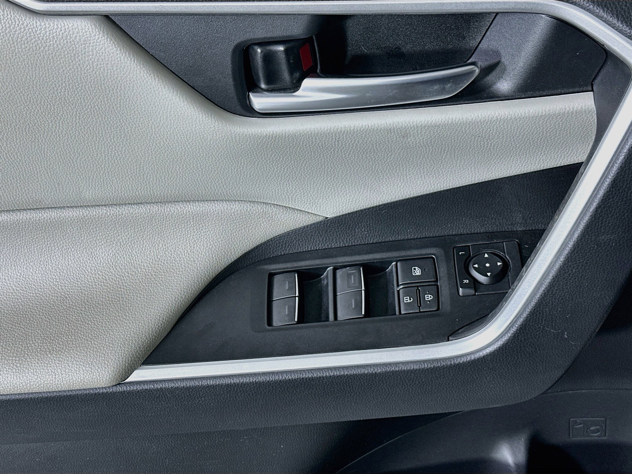Used 2024 Toyota RAV4 XLE w/ Convenience Package FWD image 14