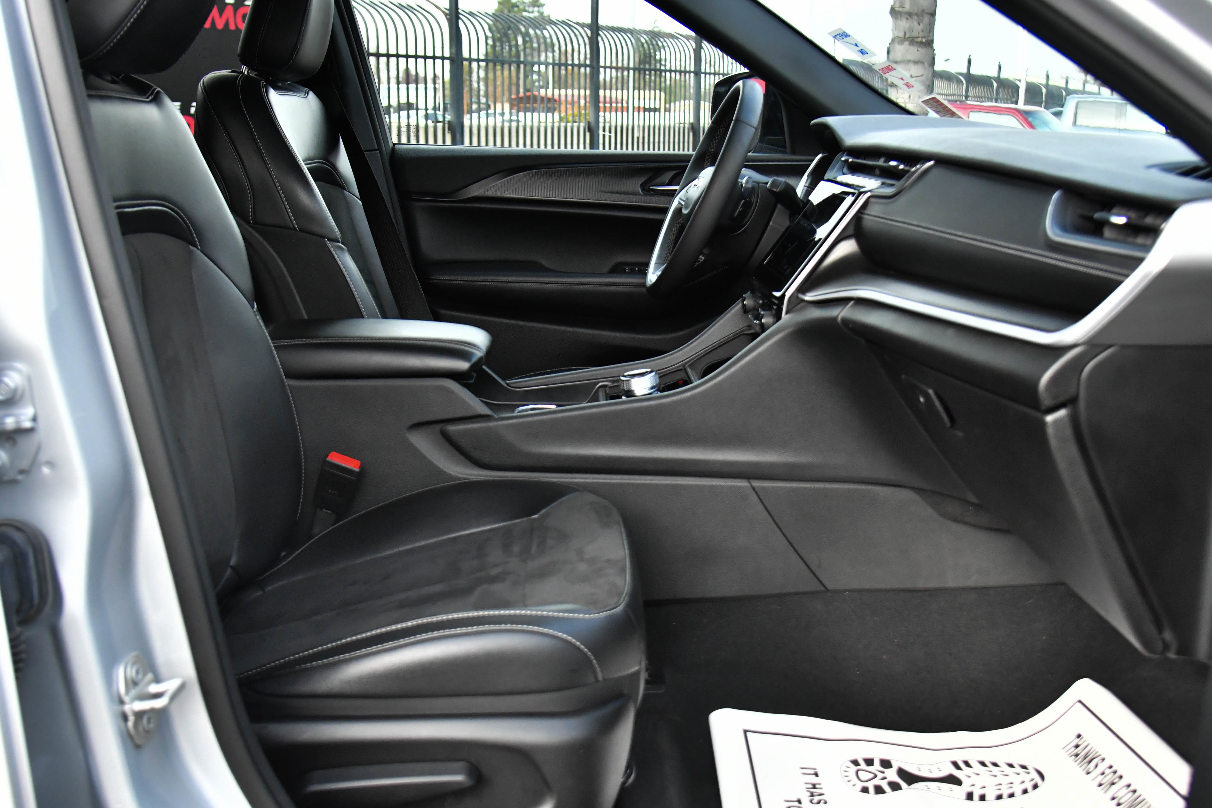 Used 2024 Jeep Grand Cherokee L Laredo image 51