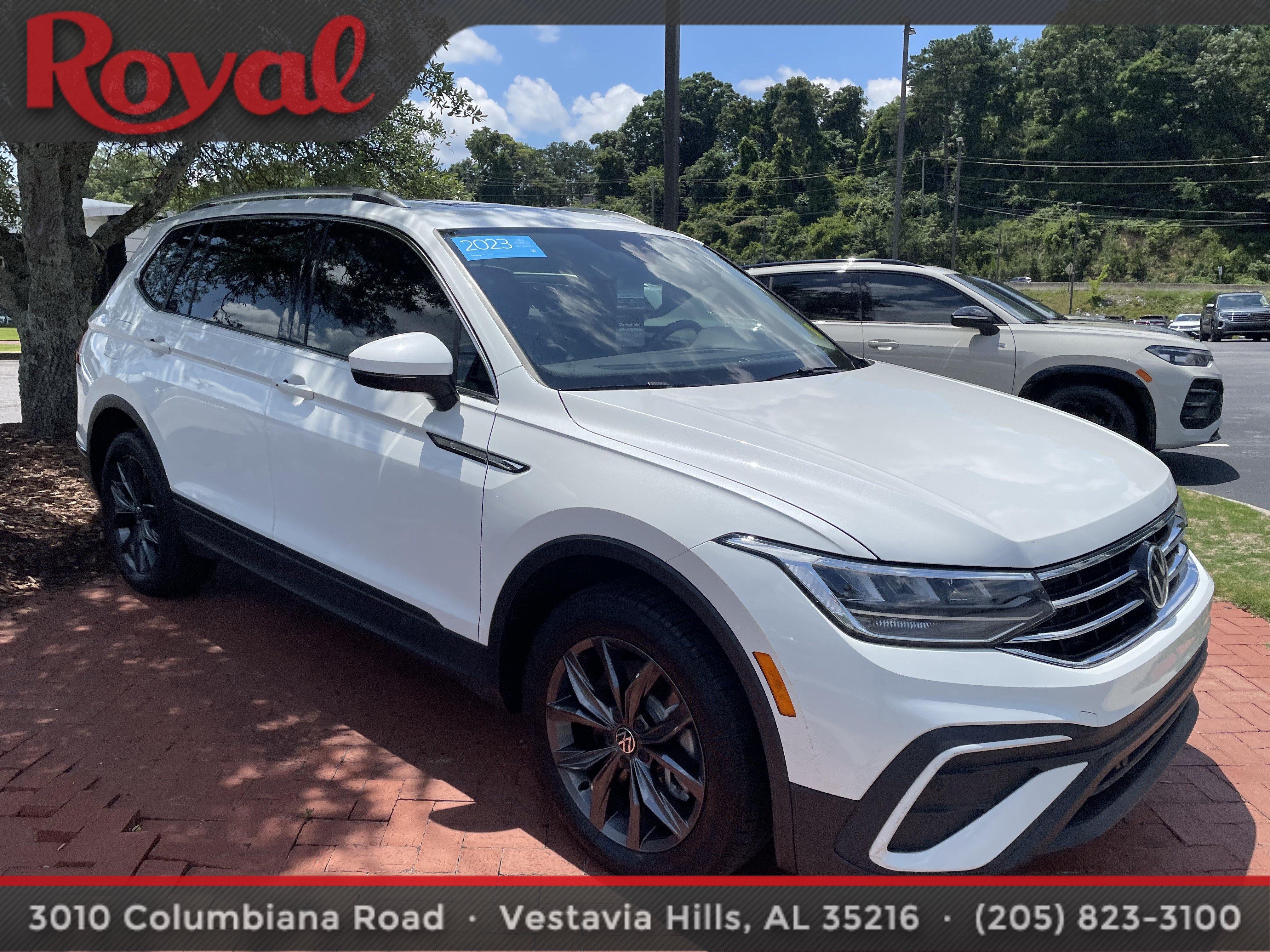 Certified 2023 Volkswagen Tiguan SE w/ Panoramic Sunroof Package FWD image 3