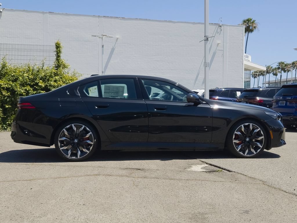 New 2026 BMW 550e xDrive w/ Premium Package AWD/4WD image 4