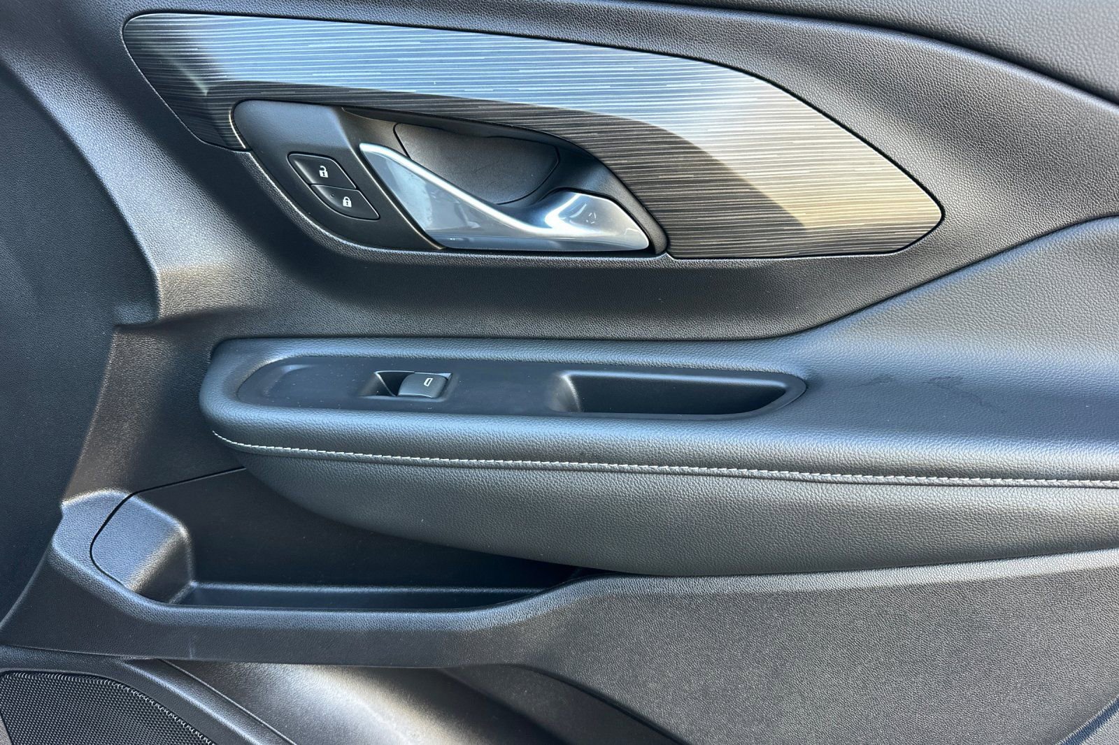 Used 2024 GMC Terrain SLT image 23