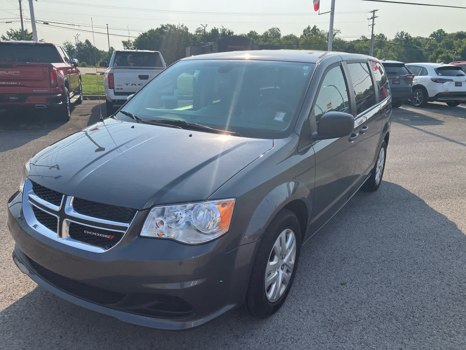 Used 2019 Dodge Grand Caravan SE FWD image 3