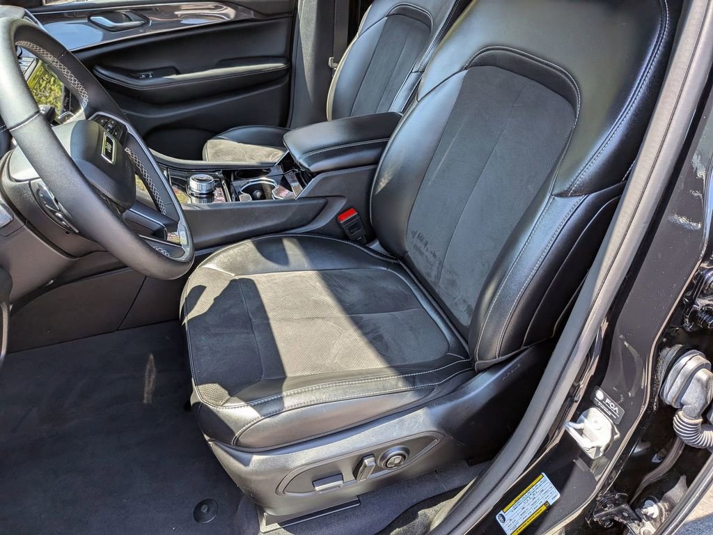Used 2023 Jeep Grand Cherokee Altitude AWD/4WD image 23