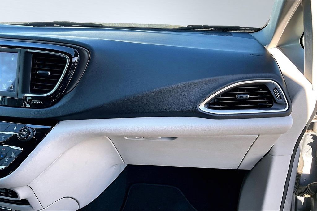 Used 2018 Chrysler Pacifica Touring-L image 17