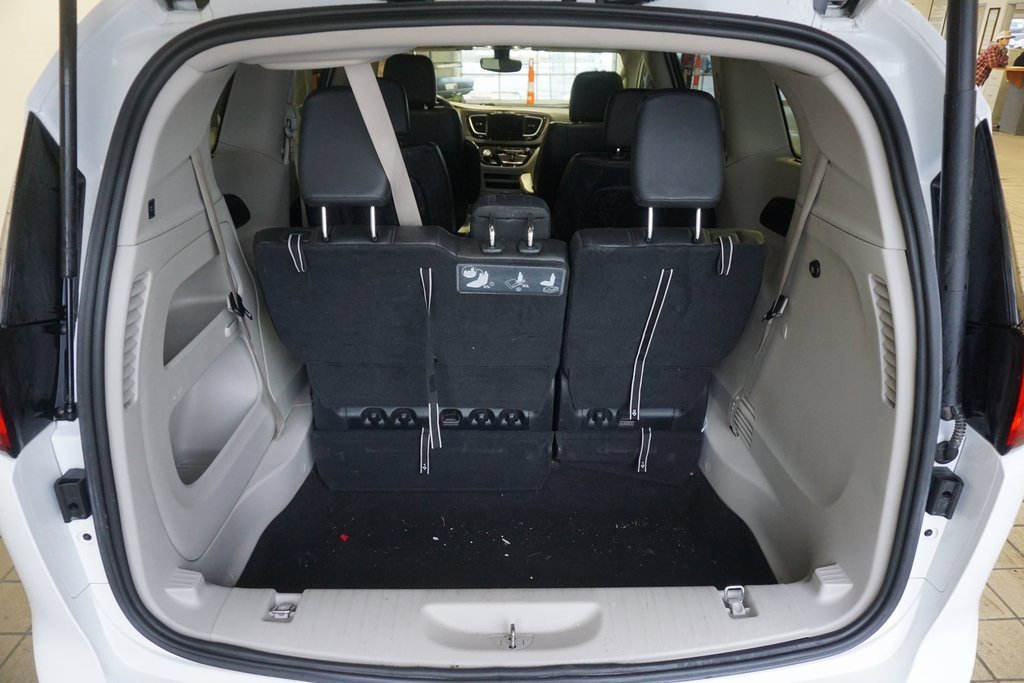 Used 2018 Chrysler Pacifica Touring-L w/ Tire & Wheel Group image 17