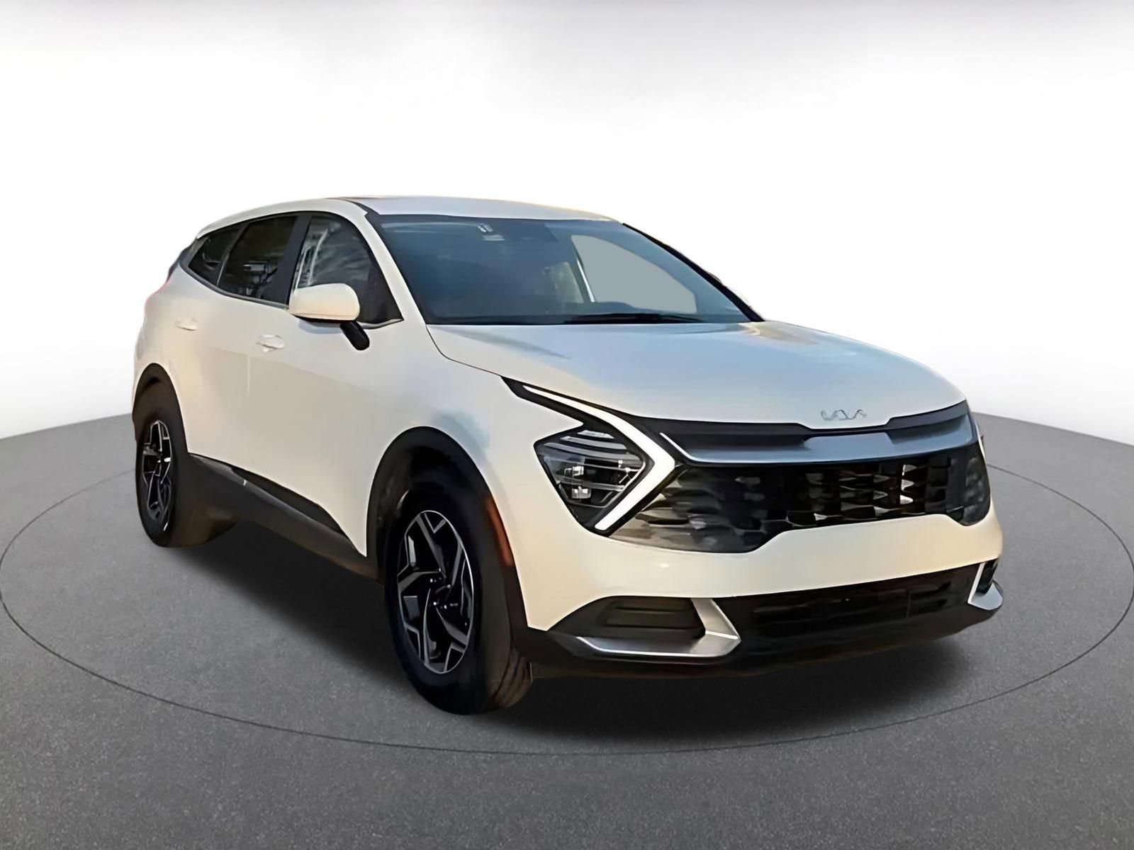 Used 2025 Kia Sportage LX image 3