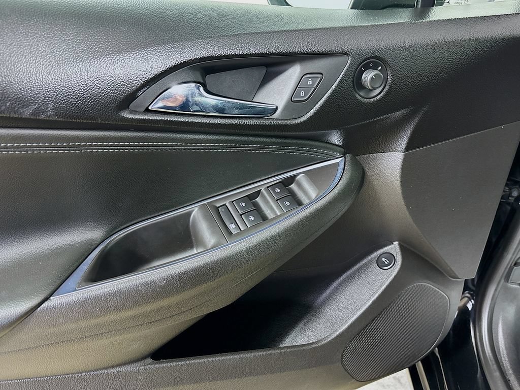 Used 2017 Chevrolet Cruze Premier FWD image 18