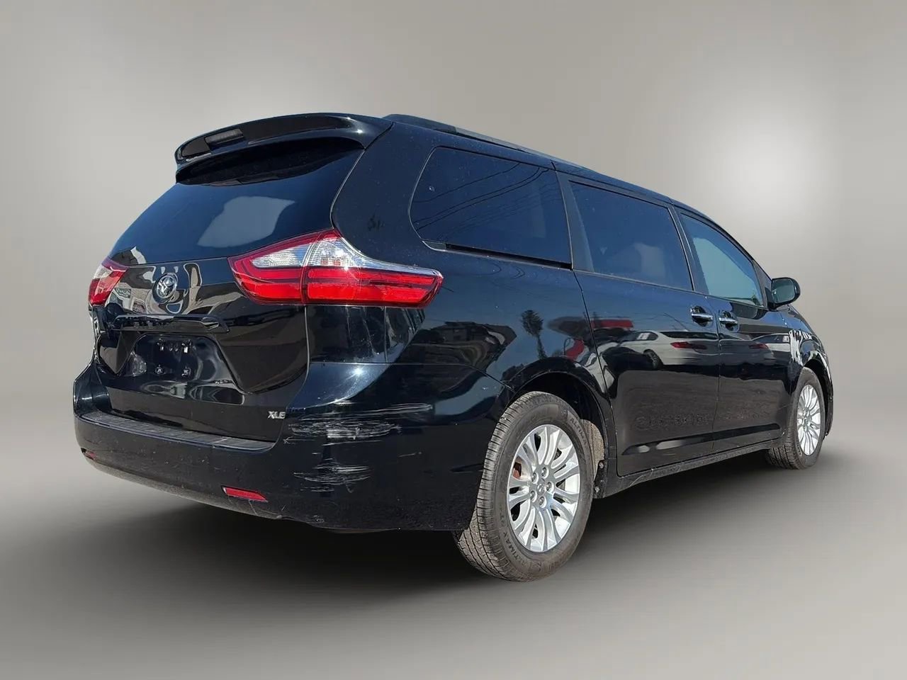 Used 2015 Toyota Sienna XLE image 7
