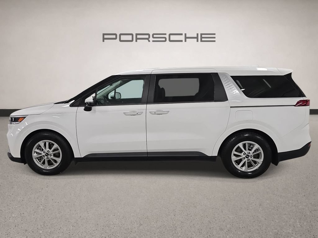 Used 2022 Kia Carnival LX FWD image 2