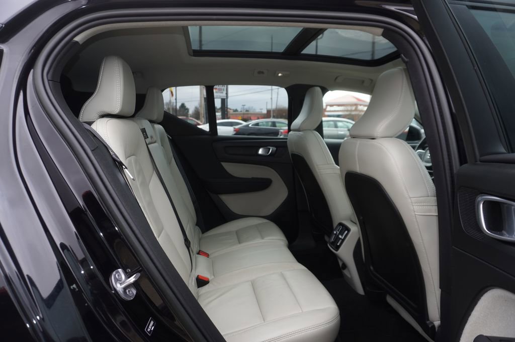 Used 2023 Volvo XC40 B5 Plus image 27