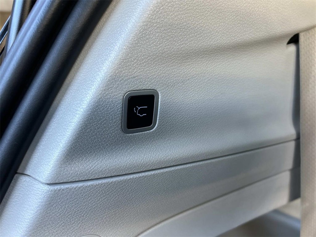 Used 2024 Chrysler Pacifica Touring-L image 14