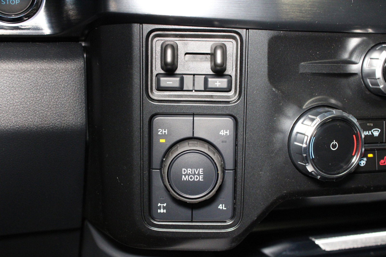 New 2025 Ford F350 Lariat w/ Lariat Ultimate Package image 14