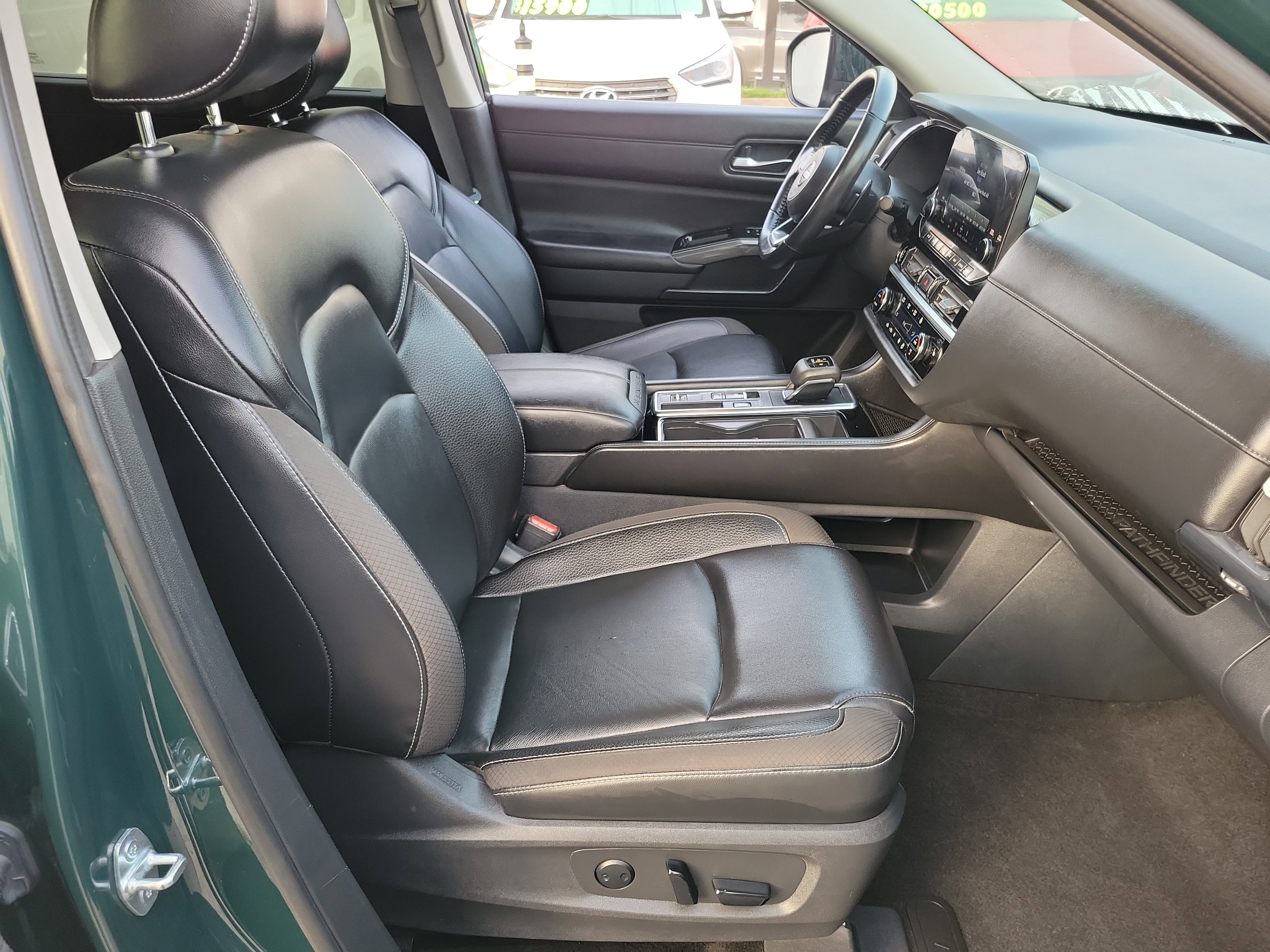 Used 2023 Nissan Pathfinder SL image 18