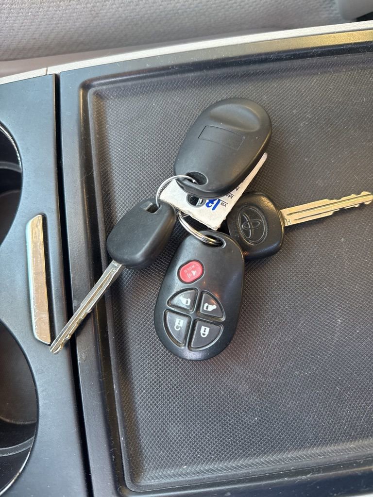 Used 2018 Toyota Sienna LE w/ Carpet Mat Package image 18