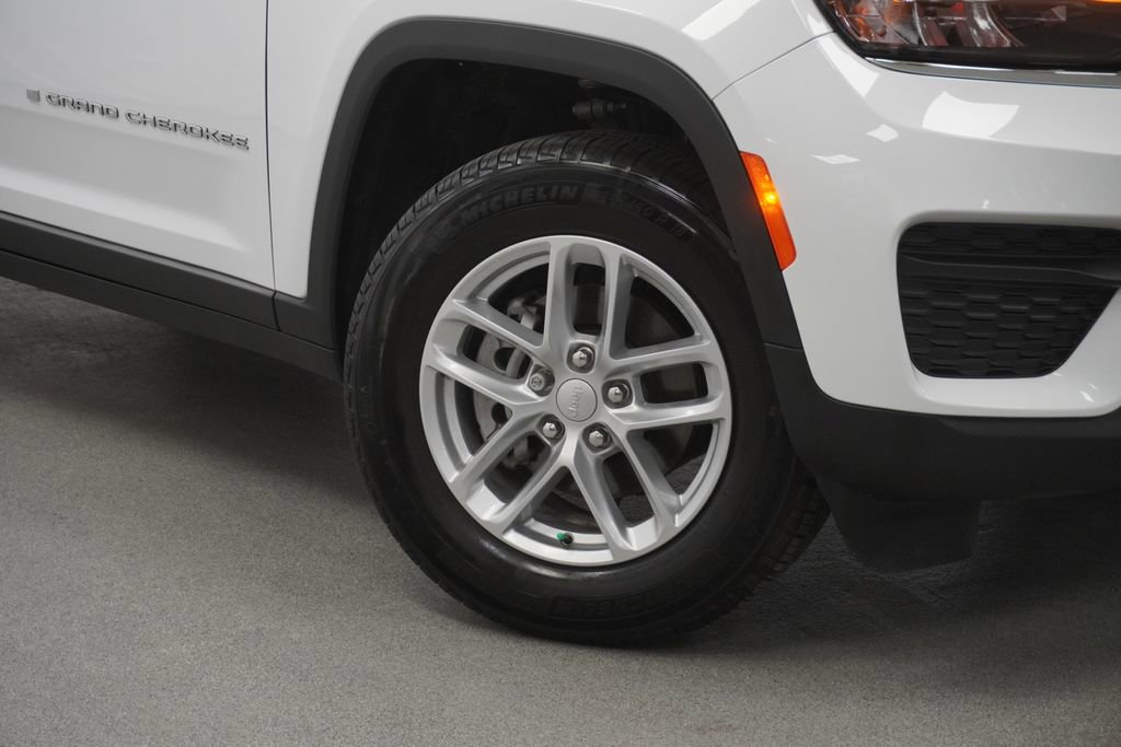 Used 2025 Jeep Grand Cherokee Laredo X AWD/4WD image 4